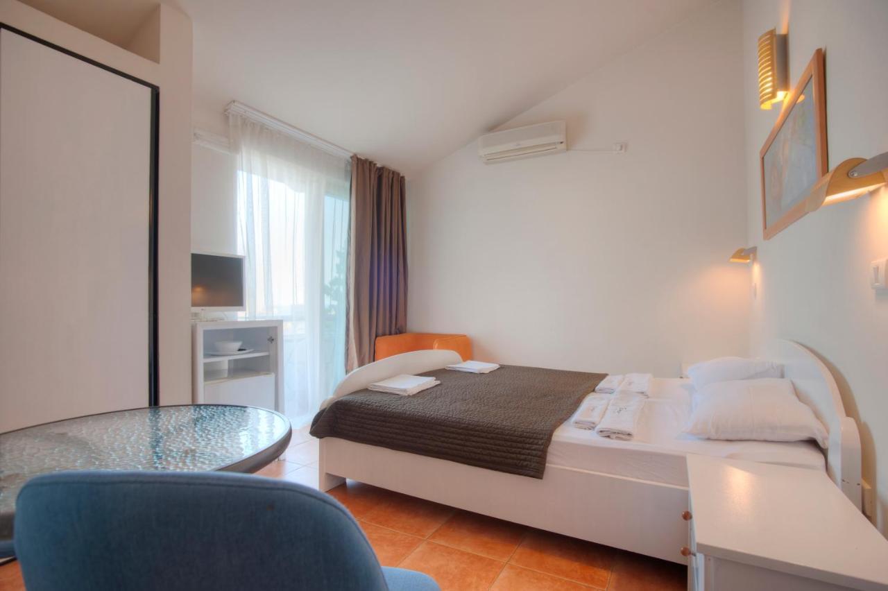 Apartments And Rooms Teona Budva Bagian luar foto